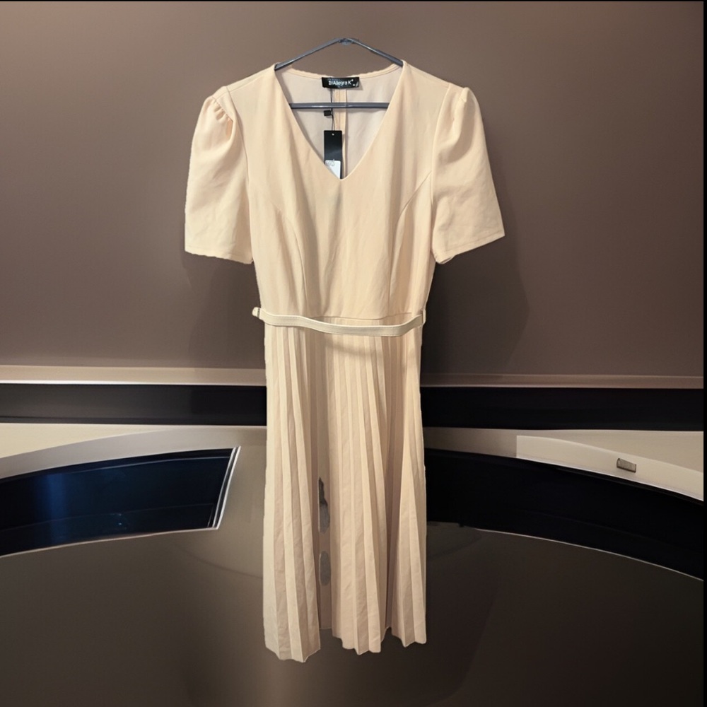 Elegant Pleated Skirt Dress W/Belt Peach Size Medium With Deep V Kneck